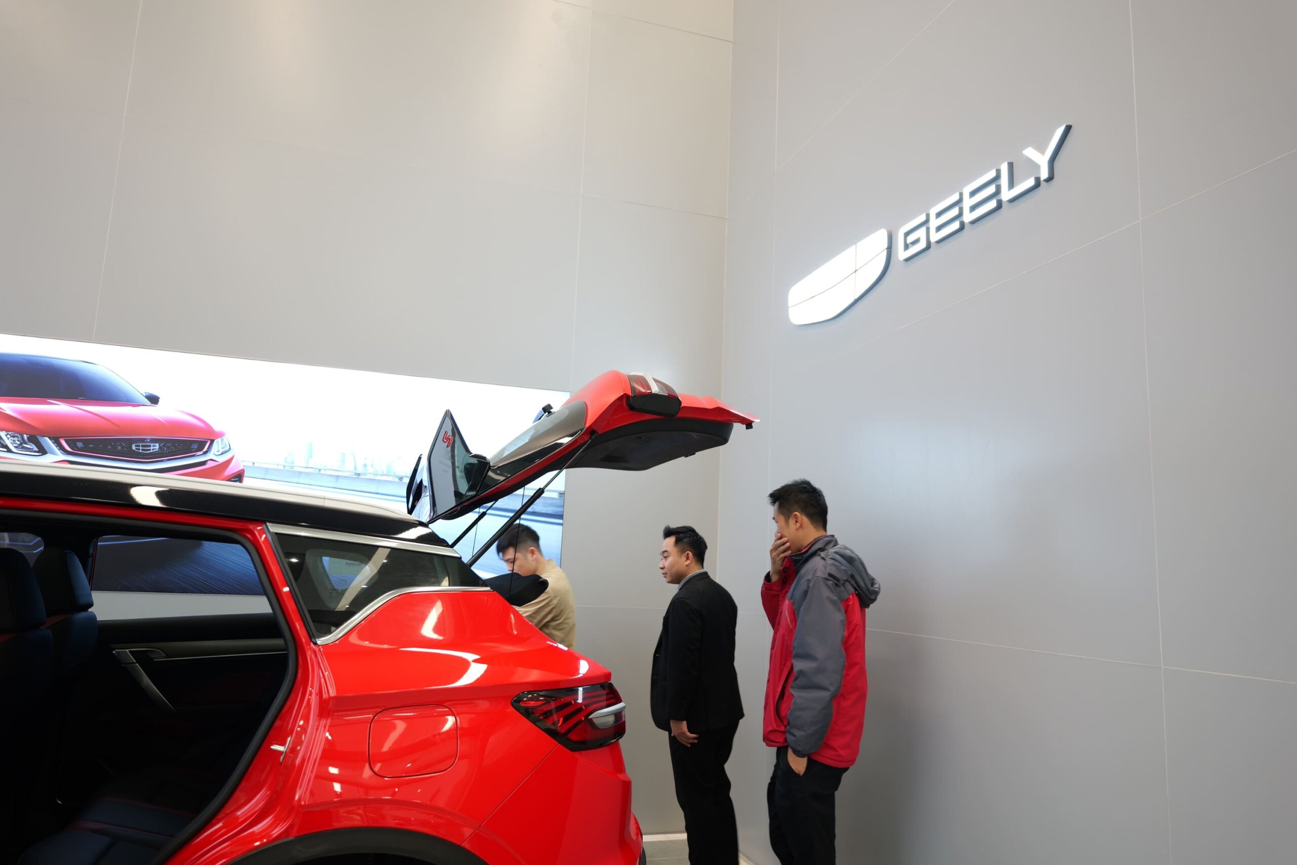 Đội ngũ Geely Thái Bình hỗ trợ khách hàng nhiệt tình